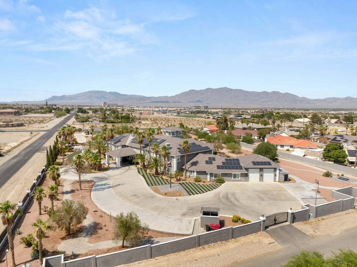 Esta casa en Centennial Hills está actualmente a la venta por $ 11.99 millones. Se asienta sob ...