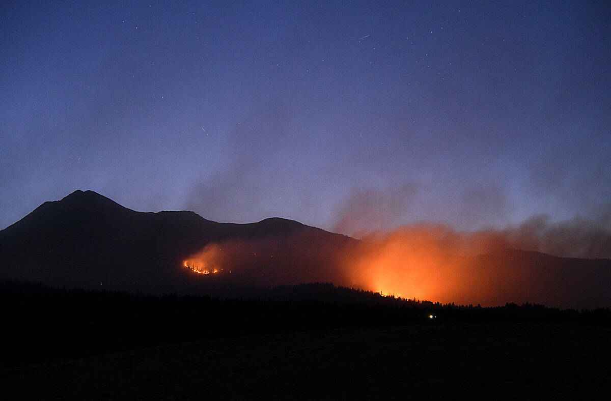 El Incendio de Davis arde en la noche al sur de Reno, el miércoles, 10 de septiembre de 2024. ...