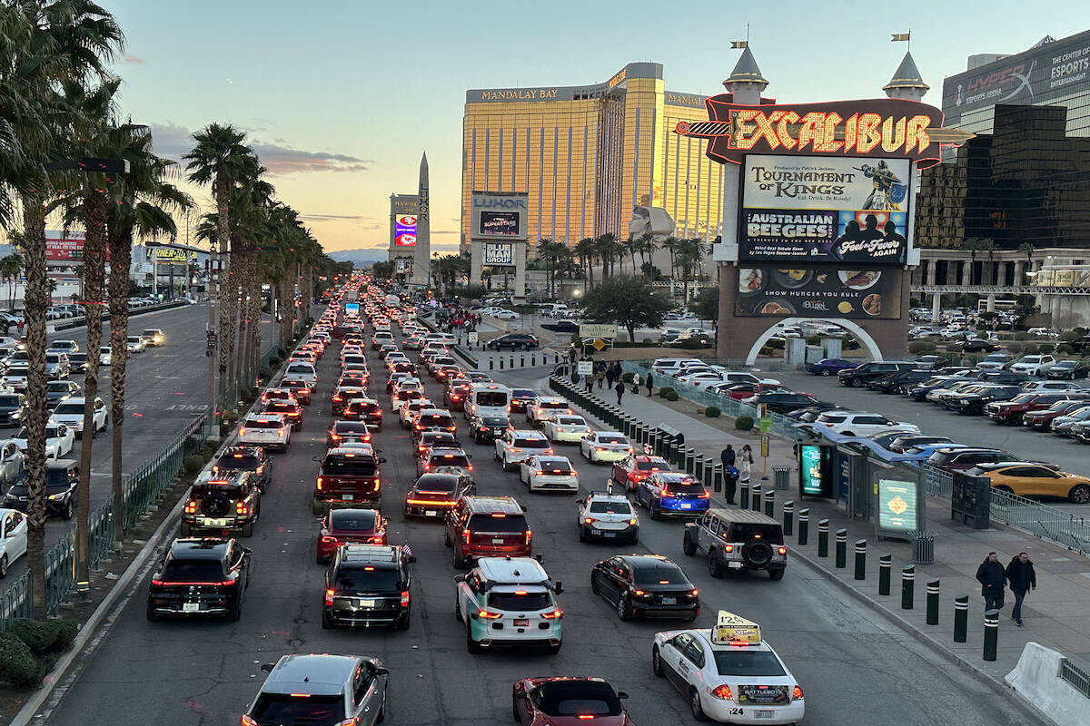 Atasco de tráfico en el Strip de Las Vegas visto desde un puente peatonal en Tropicana Avenue, ...