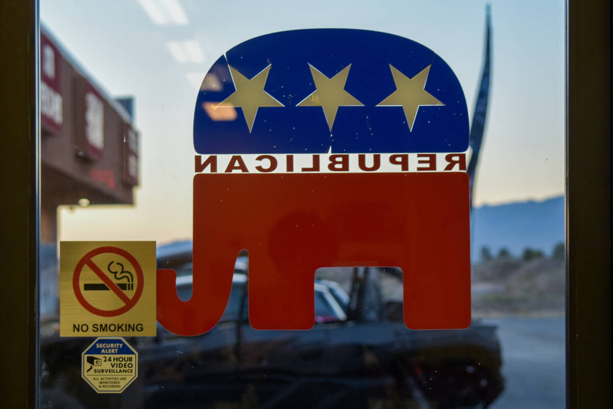 Un elefante republicano en la puerta de la sede del Comité Central Republicano del condado Nye ...