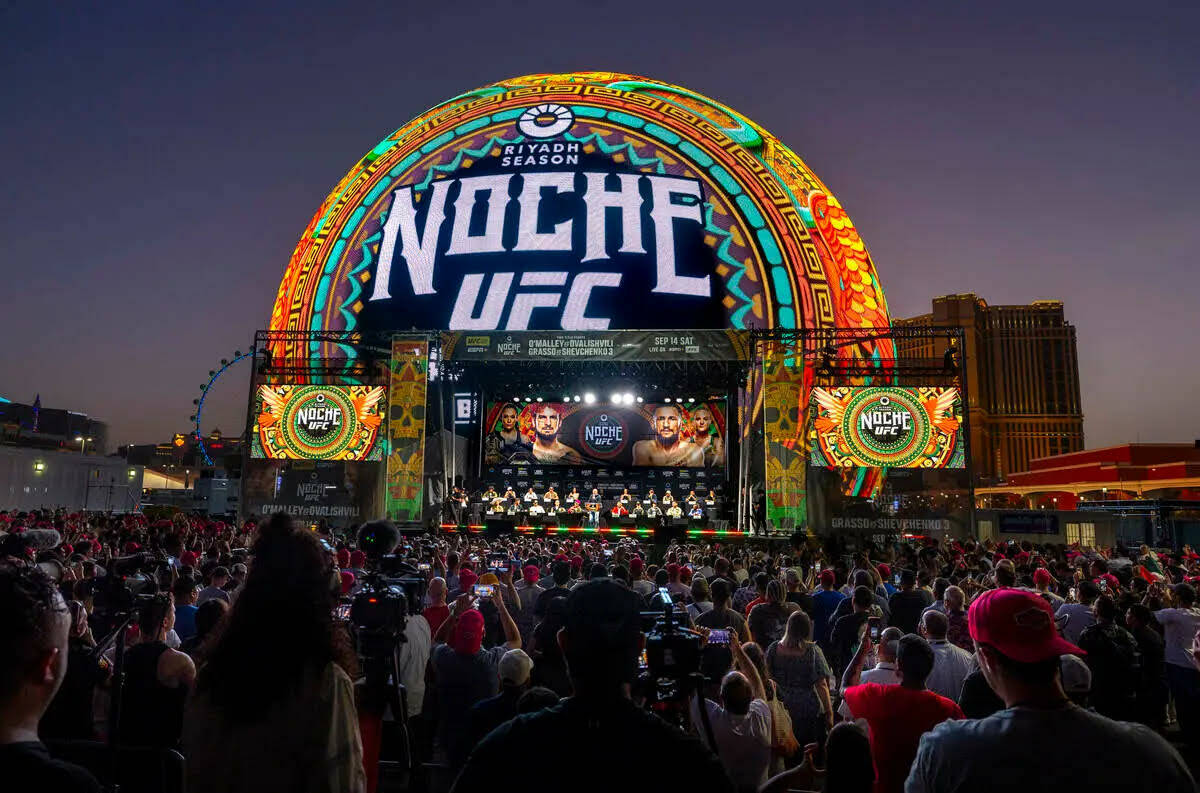 Los peleadores responden preguntas durante la conferencia de prensa de UFC 306 en el Sphere el ...