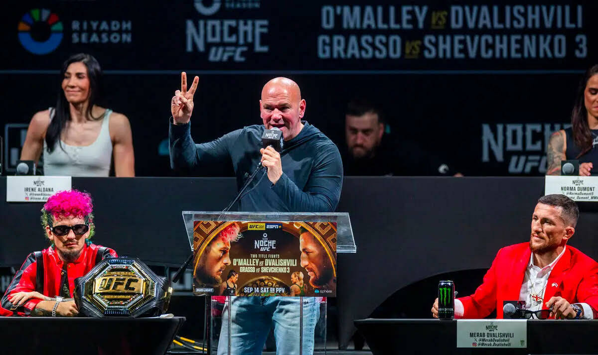 Dana White habla con los fanáticos durante la conferencia de prensa de UFC 306 en el Sphere el ...