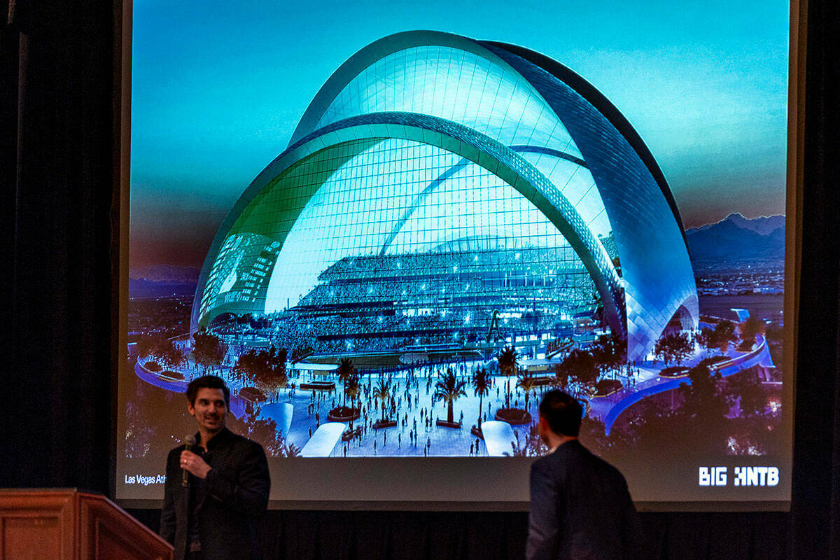 Frankie Sharpe, a la izquierda, arquitecto sénior de BIG - Bjarke Ingels Group, habla sobre lo ...