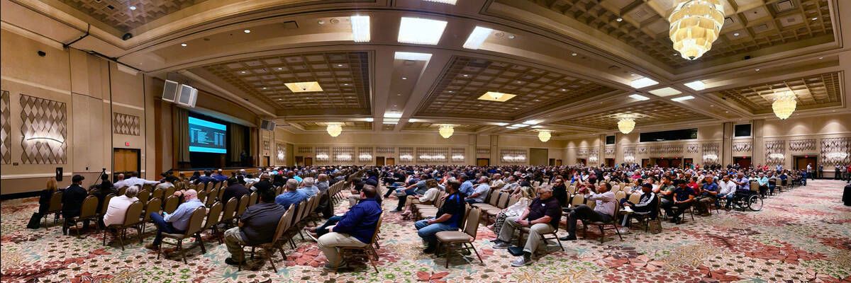 Una imagen panorámica de iPhone muestra una sala de conferencias llena durante la fiesta de la ...