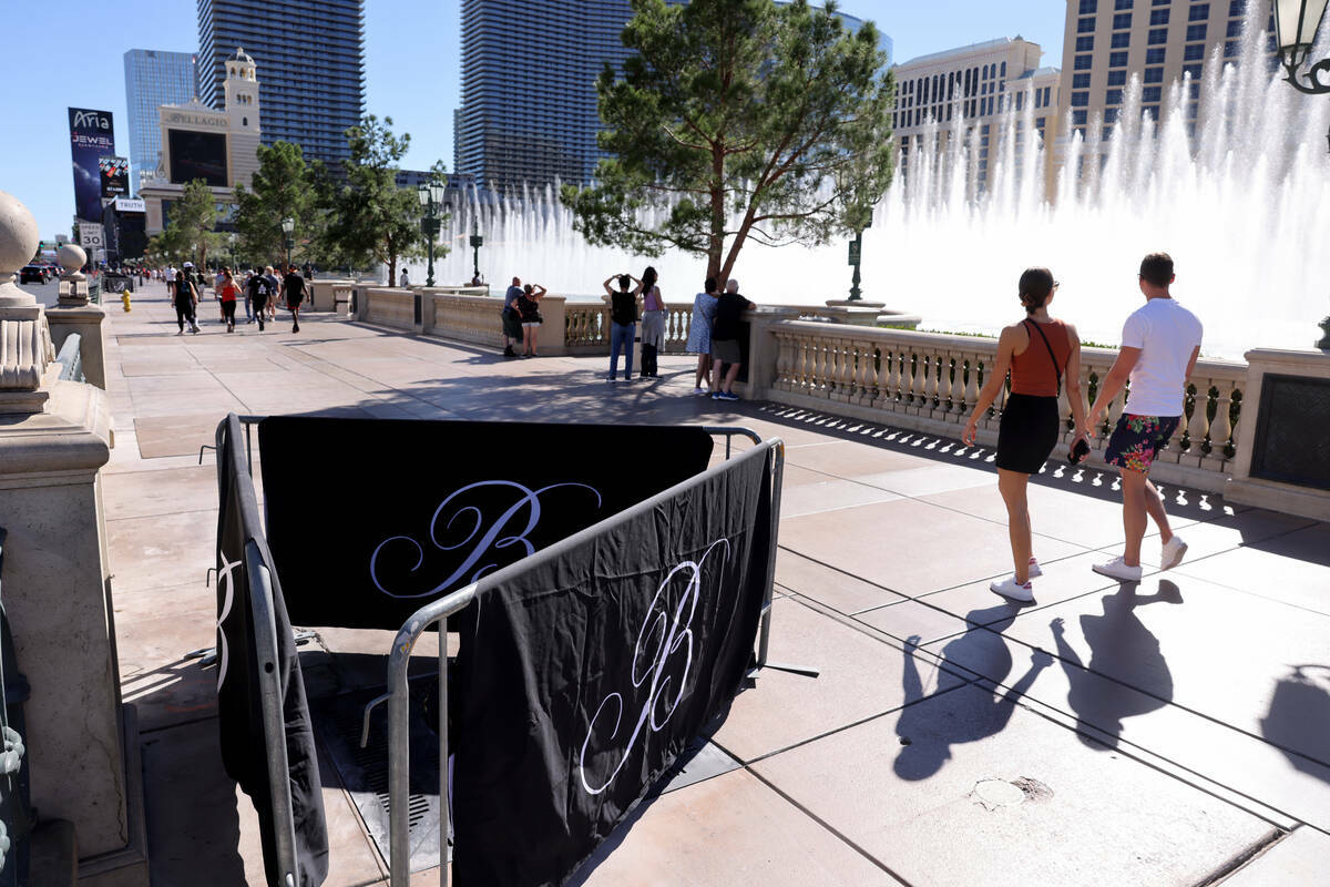 Barricadas bloquean los tocones de los árboles talados frente al Bellagio, en el Strip de Las ...