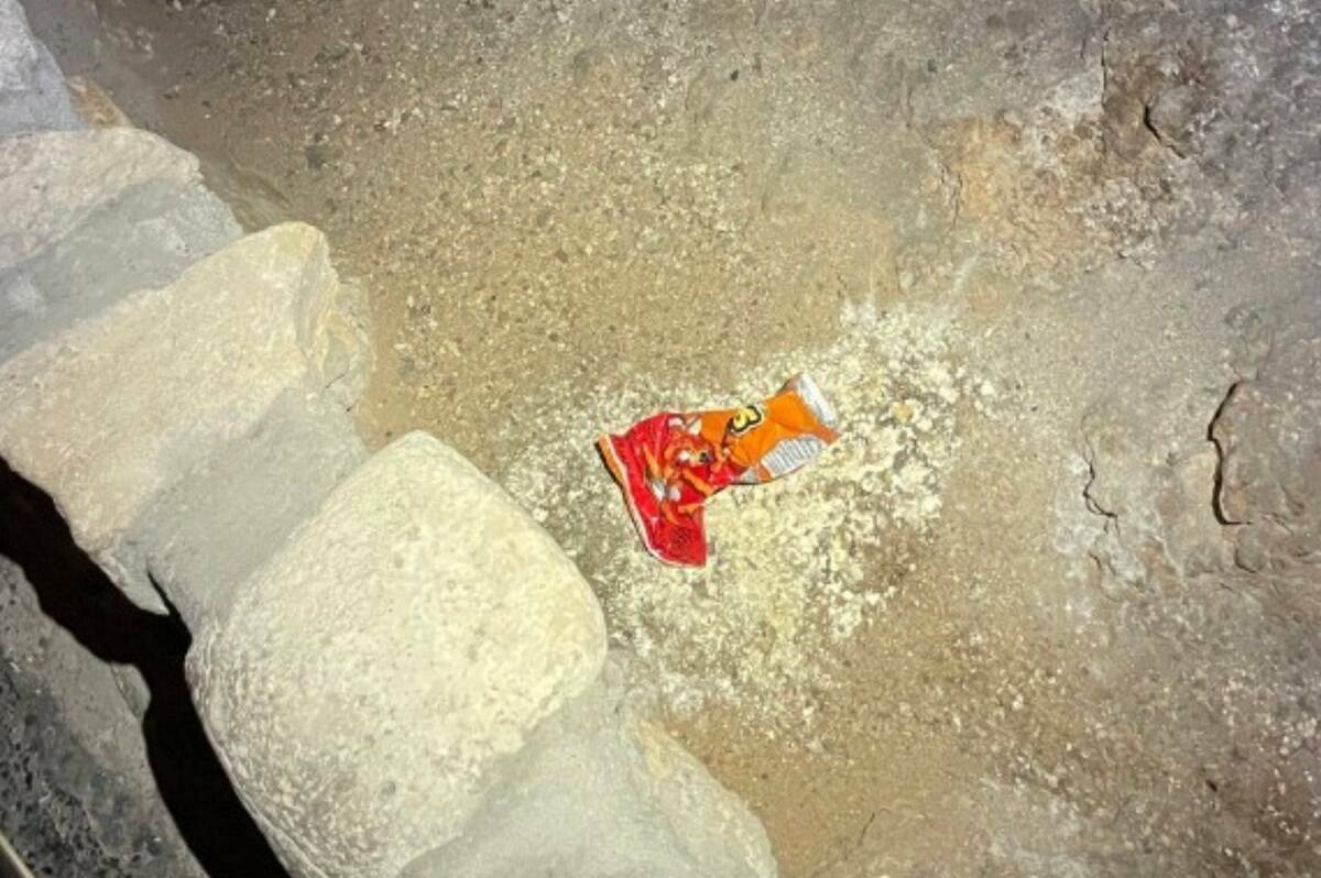 Esta foto muestra una bolsa de Cheetos que fue dejada rastro por un visitante en el Big Room en ...