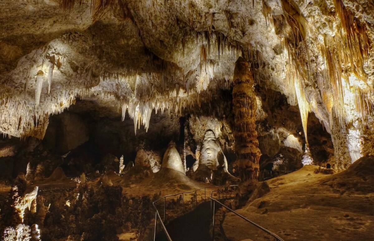 Esta imagen muestra el Big Room, uno de los lugares más destacados del subterráneo Carlsbad C ...