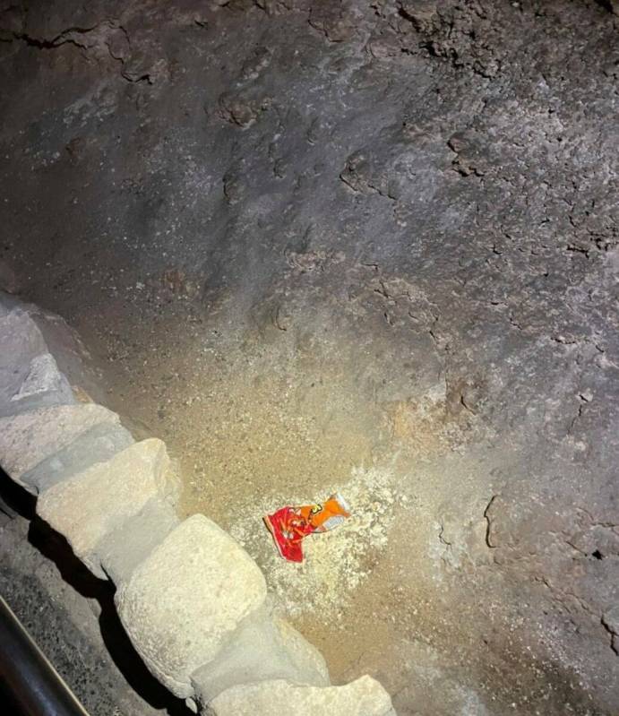 Esta foto muestra una bolsa de Cheetos que fue abandonada por un visitante en el Big Room del p ...