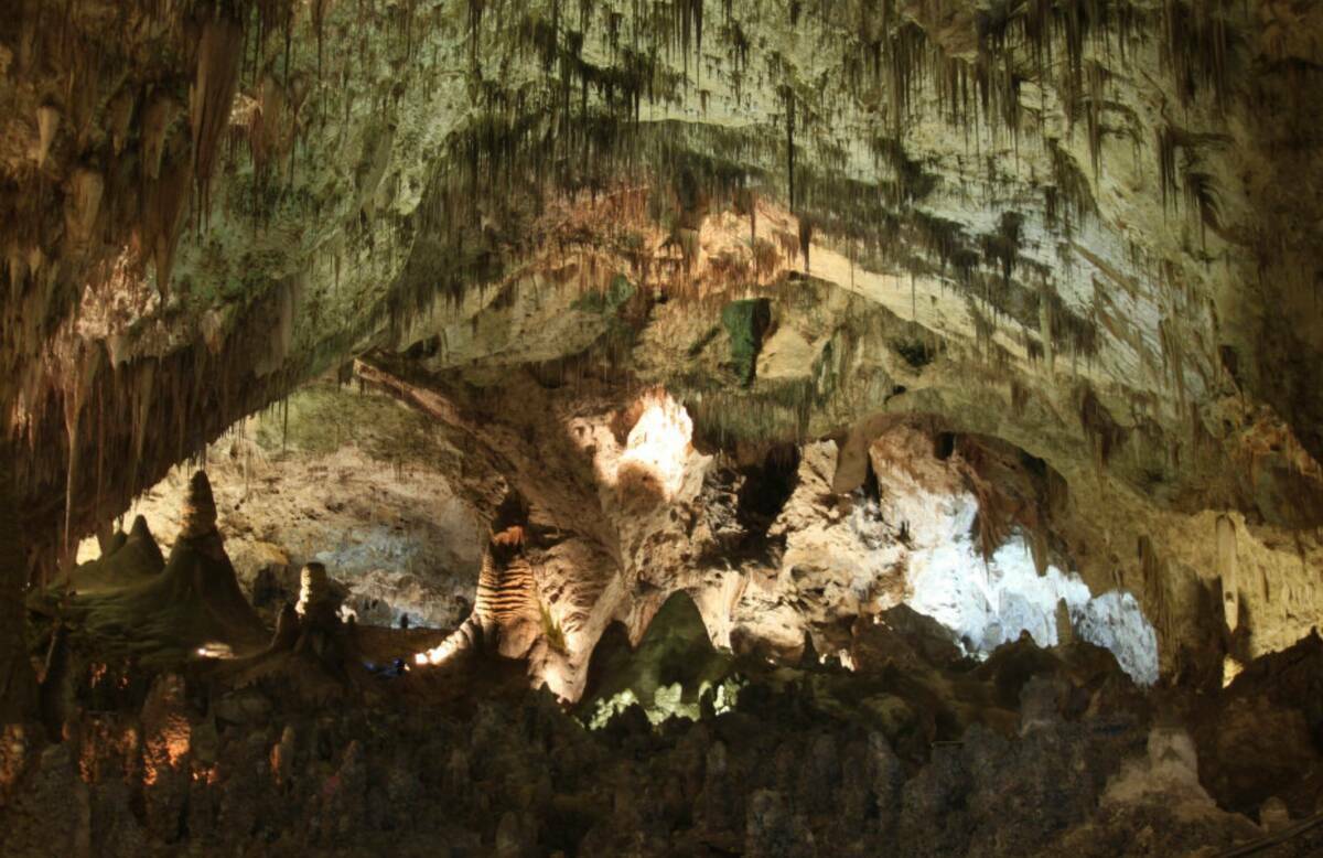 Cientos de formaciones rupestres decoran el Big Room del Carlsbad Caverns National Park, cerca ...