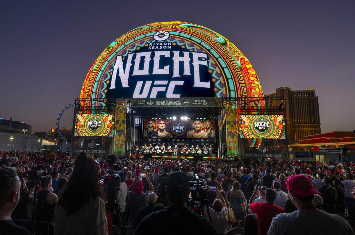 Peleadores responden a preguntas durante la rueda de prensa del UFC 306 en la Sphere, el jueves ...