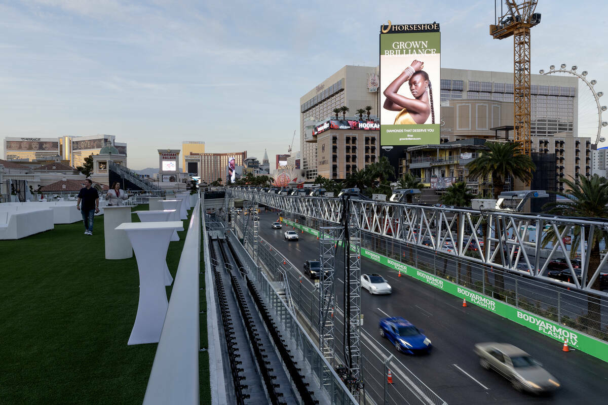 El tráfico que circula por Las Vegas Boulevard visto desde las tribunas del Bellagio Fountain ...