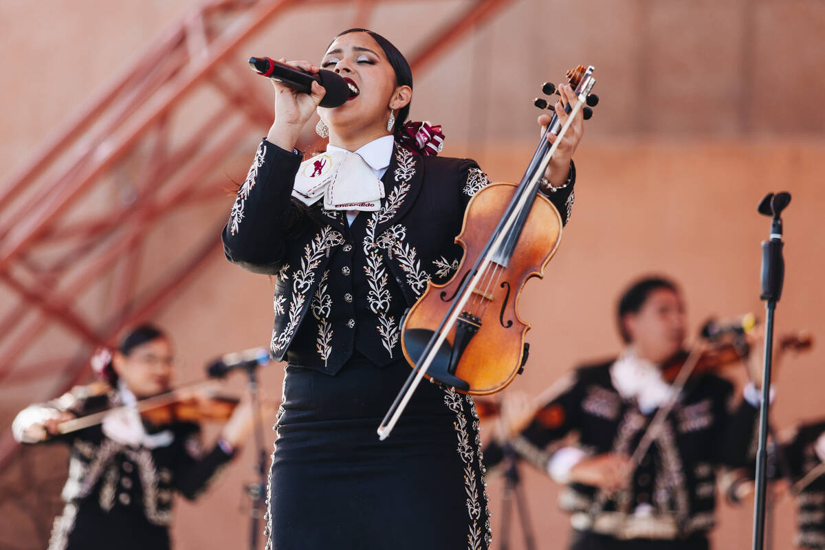 El programa de mariachis de la Academia Del Sol se presenta en la segunda competencia anual de ...