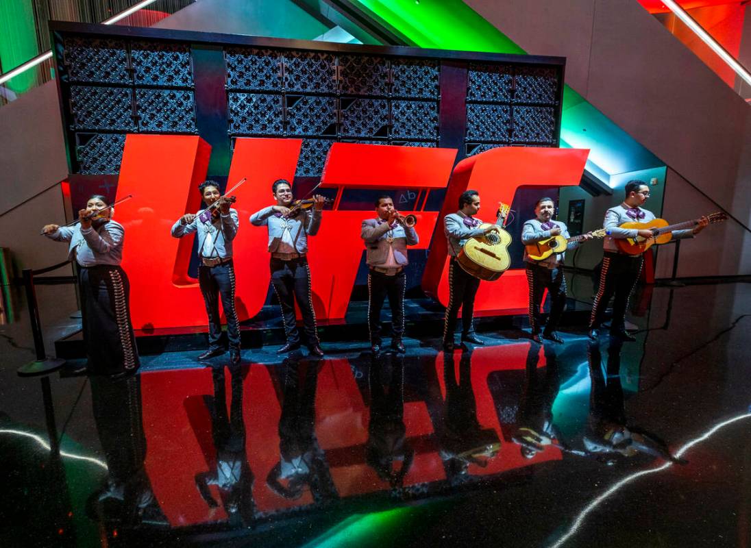 Una banda de mariachis toca para los asistentes en el vestíbulo principal durante UFC 306: Riy ...