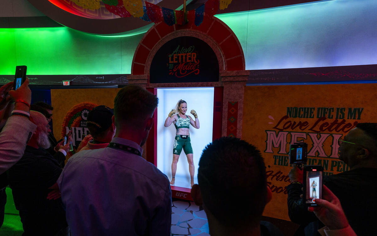 Se ve a una luchadora virtual, Valentina Shevchenko, en el vestíbulo principal durante UFC 306 ...