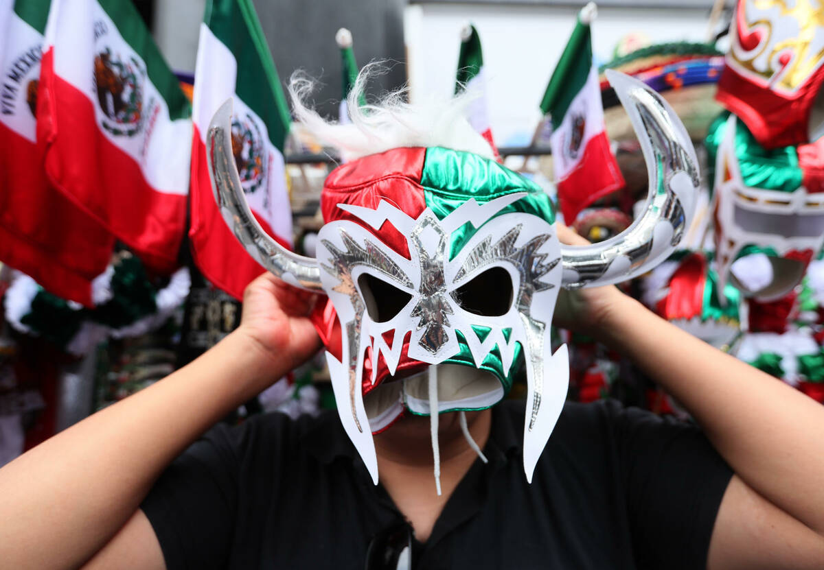 Un hombre se coloca una mascara con los colores patrios el 13 de septiembre de 2024, previo a l ...