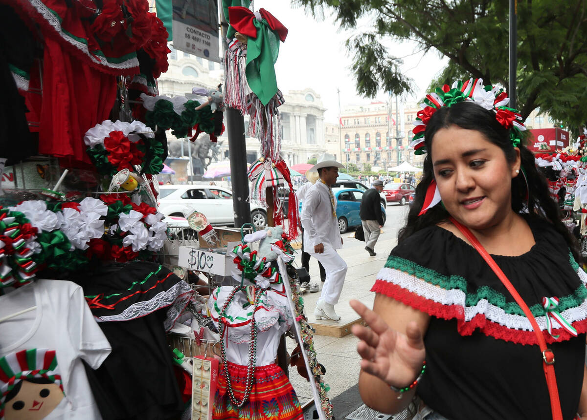 Una mujer observa accesorios con los colores patrios el 13 de septiembre de 2024, previo a la c ...