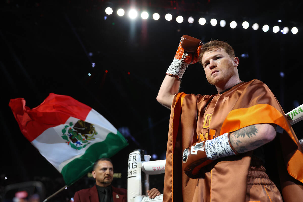 Canelo Álvarez sube al ring para una pelea por el campeonato de peso supermediano contra Edgar ...