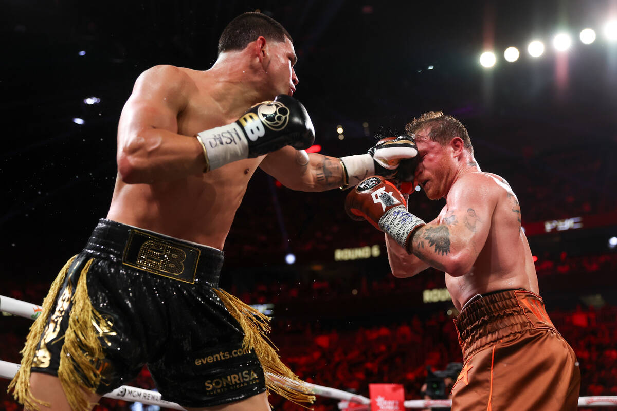 Edgar Berlanga hace contacto con Canelo Álvarez durante una pelea de boxeo por el campeonato d ...