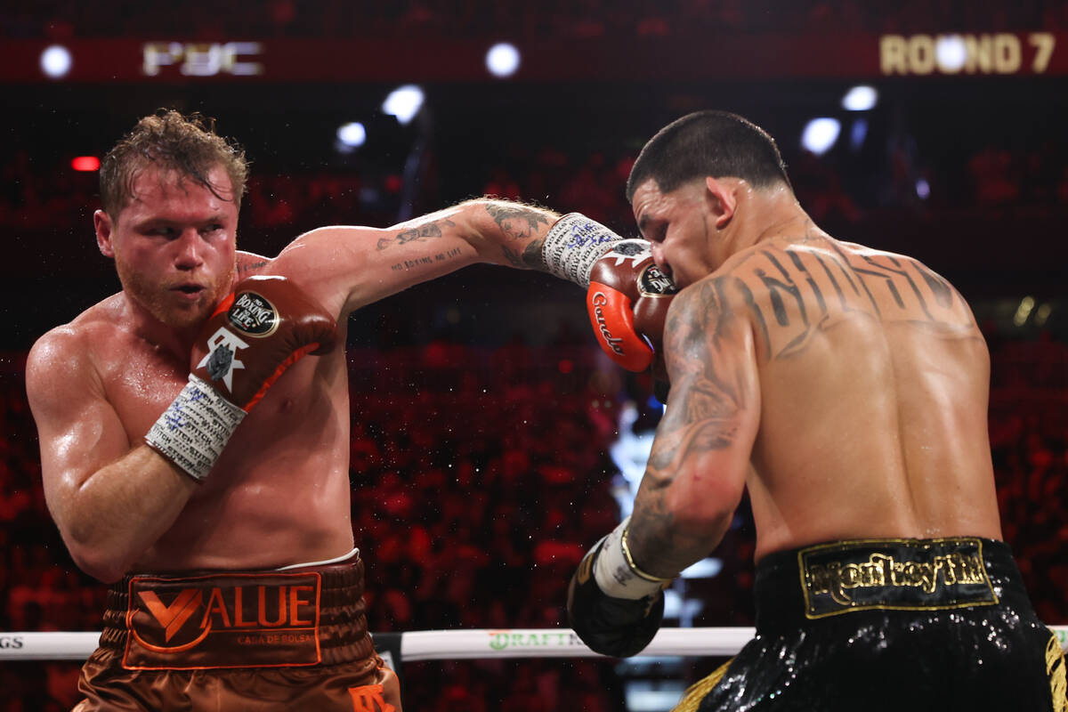 Canelo Álvarez le propina un zurdazo a Edgar Berlanga durante una pelea de boxeo por el campeo ...