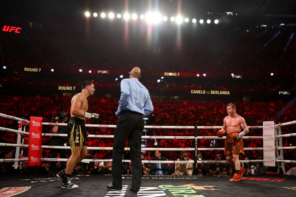 Edgar Berlanga, a la izquierda, y Canelo Álvarez sonríen mientras se reúnen para pelear dura ...