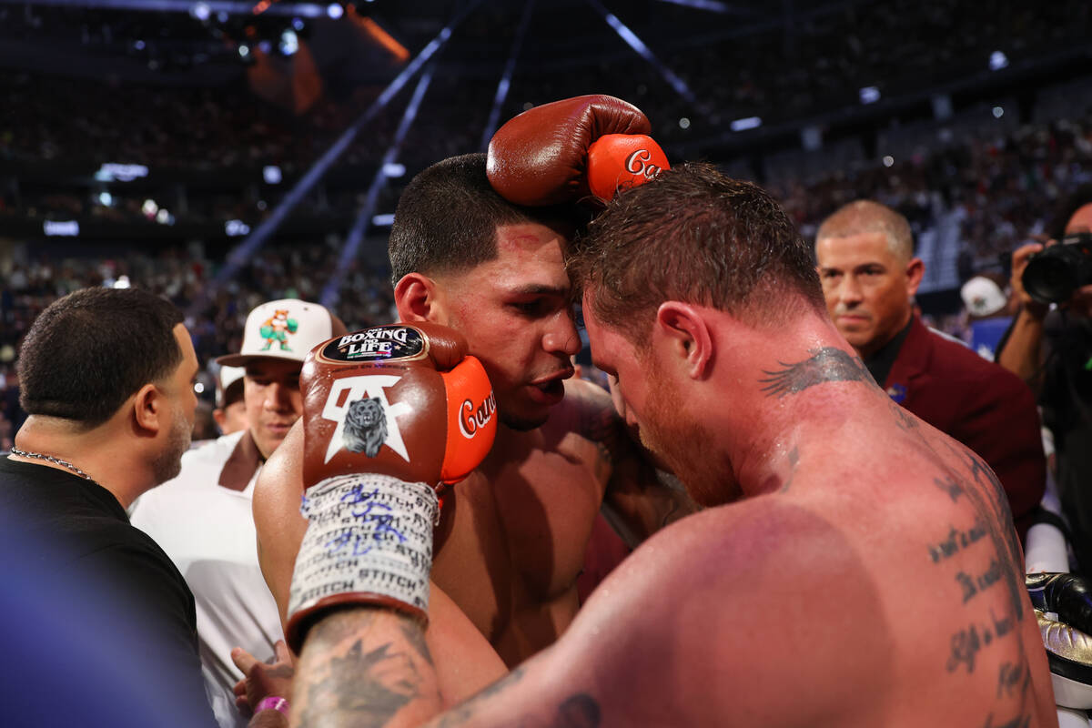 Canelo Álvarez, a la derecha, abraza a Edgar Berlanga después de derrotarlo en una pelea por ...