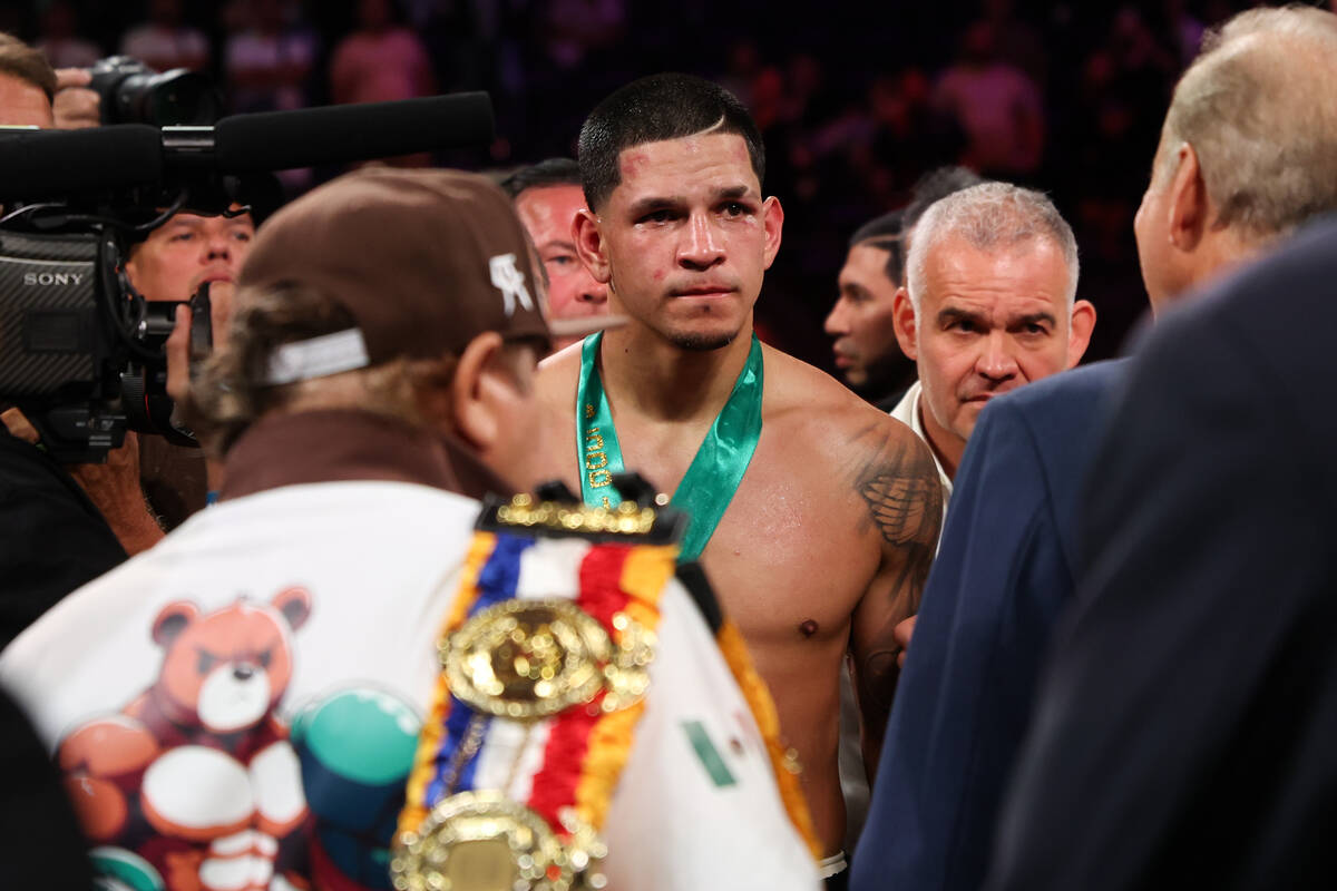 Edgar Berlanga reacciona después de que Canelo Álvarez lo derrotara en una pelea por el campe ...