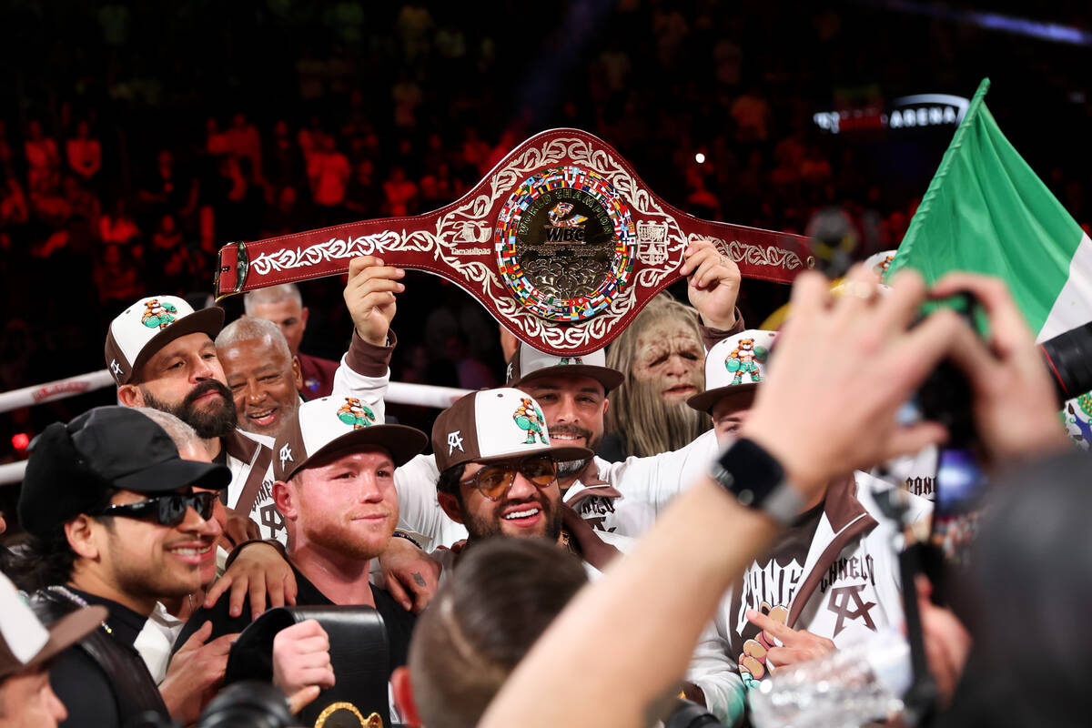 Canelo Álvarez celebra con su equipo tras derrotar a Edgar Berlanga en una pelea por el campeo ...