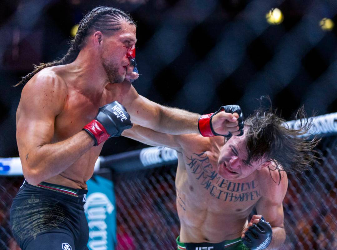 El peso pluma Brian Ortega y Diego Lopes intercambian golpes en su pelea durante UFC 306: Riyad ...