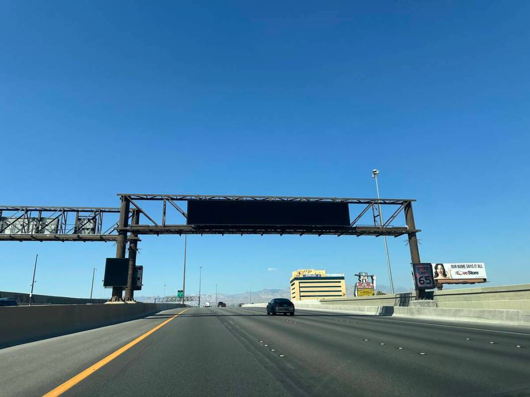 Señal de gestión de tráfico activa en la autopista estadounidense 95 el domingo 15 de septie ...