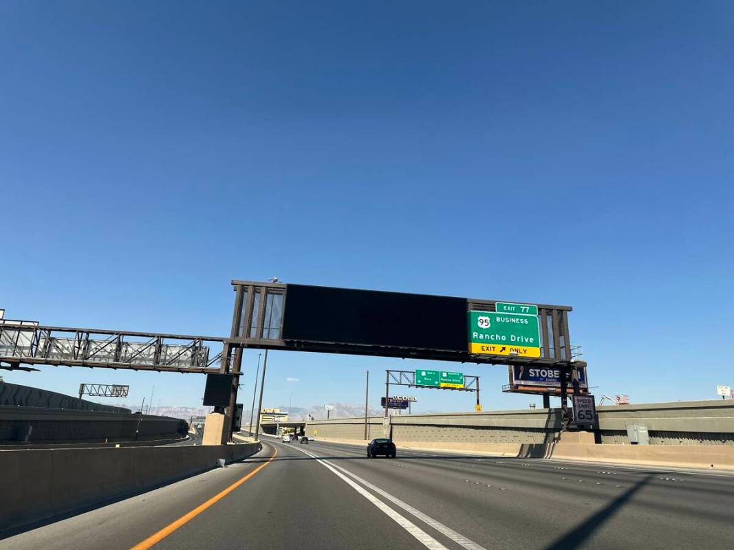 Señal de gestión de tráfico activa en la autopista estadounidense 95 el domingo 15 de septie ...