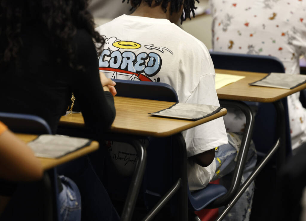 Las fundas para teléfonos celulares se exhiben en los escritorios de los estudiantes de Legacy ...