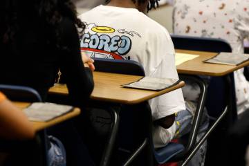 Las fundas para teléfonos celulares se exhiben en los escritorios de los estudiantes de Legacy ...