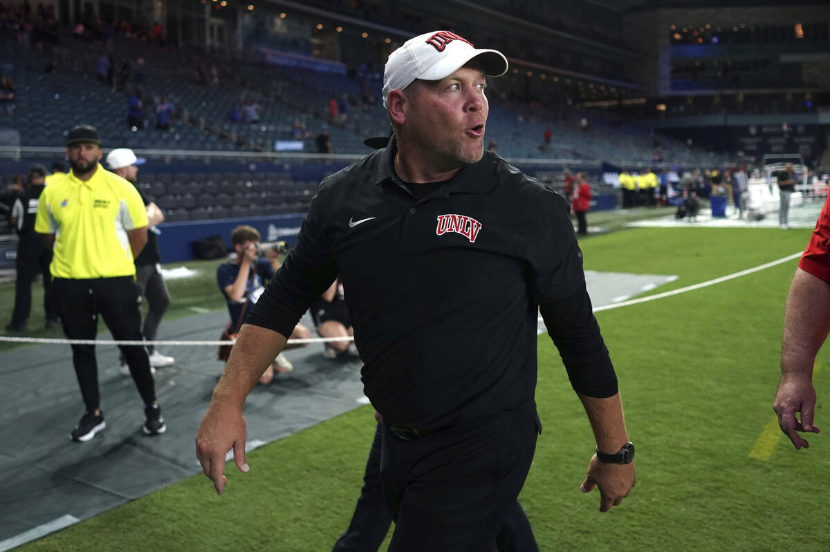 El entrenador de la UNLV, Barry Odom, sale del campo tras ganar a Kansas en un partido de fútb ...