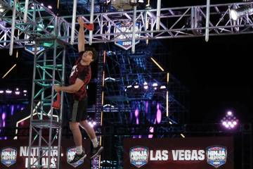 Vance Walker, ganador de la 16ª temporada de ‘American Ninja Warrior’, compite durante la ...