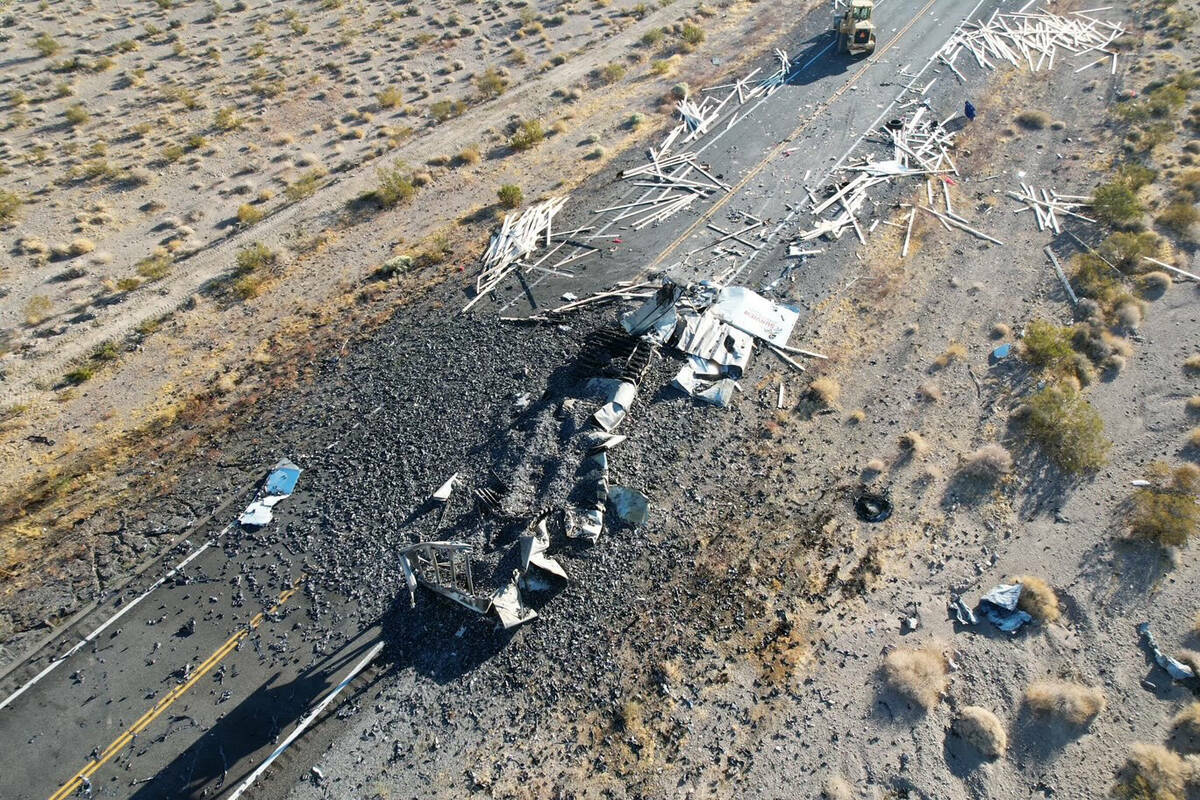 La Patrulla de Carreteras de Nevada investiga un accidente que involucró a dos semirremolques, ...