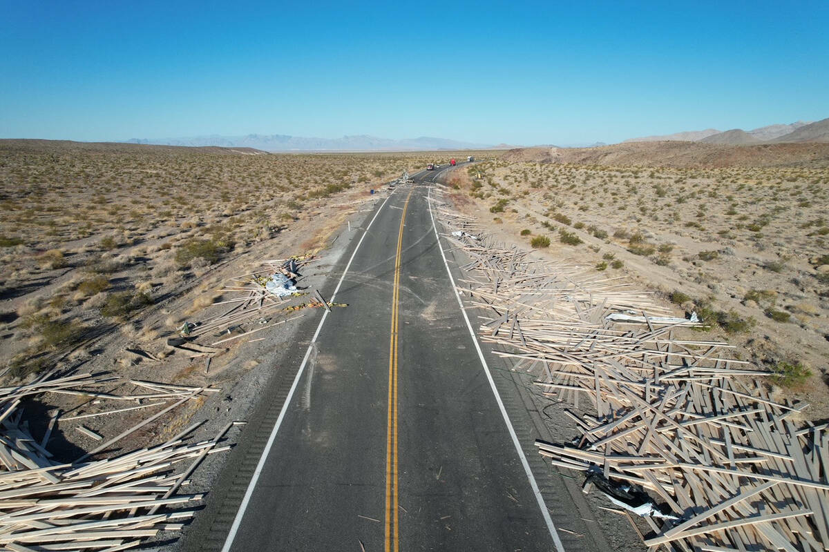 La Patrulla de Carreteras de Nevada investiga un accidente de dos semirremolques ocurrido el ma ...