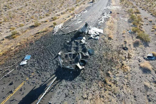 La Patrulla de Carreteras de Nevada investiga un accidente de dos semirremolques ocurrido el ma ...