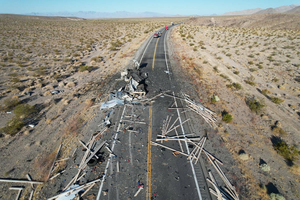 La Patrulla de Carreteras de Nevada investiga un accidente de dos semirremolques ocurrido el ma ...