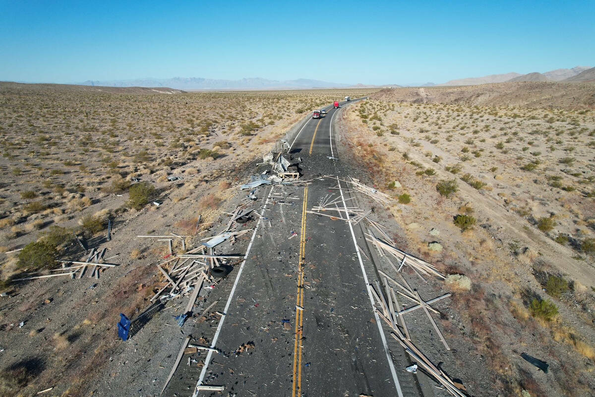 La Patrulla de Carreteras de Nevada investiga un accidente de dos semirremolques ocurrido el ma ...