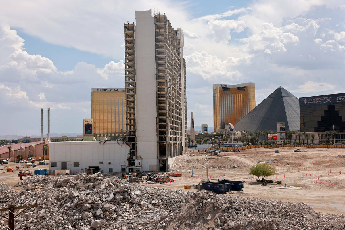 El Tropicana visto en proceso de demolición en el Strip de Las Vegas, el lunes 22 de julio de ...