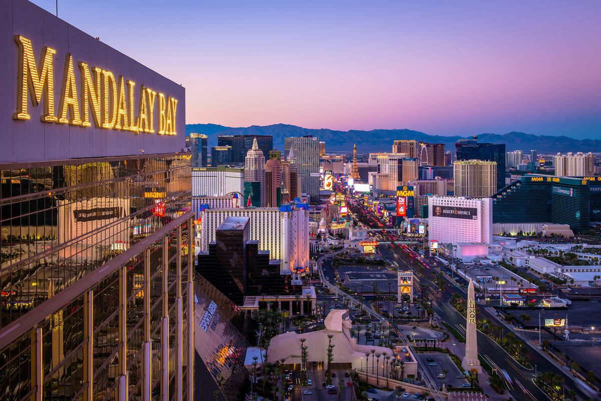 Vista del Strip de Las Vegas desde el Foundation Room, en lo alto del Mandalay Bay. (Kristopher ...