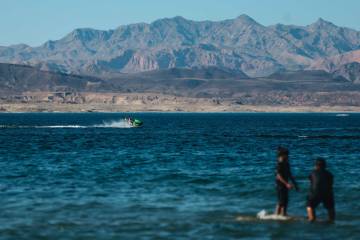 Personas disfrutan del agua durante el fin de semana del Memorial Day en el Lake Mead National ...