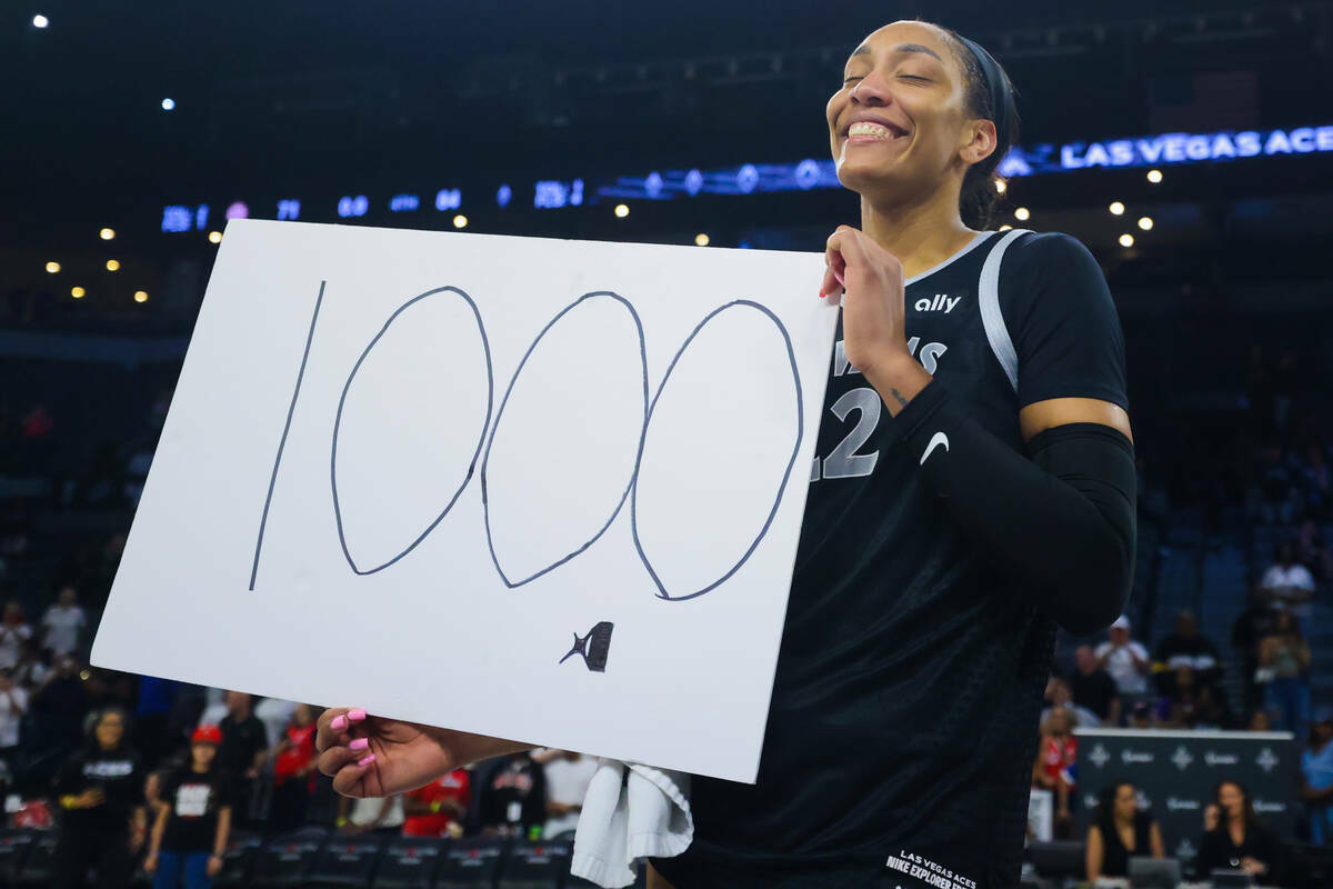 A'ja Wilson celebra haberse convertido en la primera jugadora de la WNBA en anotar mil puntos d ...