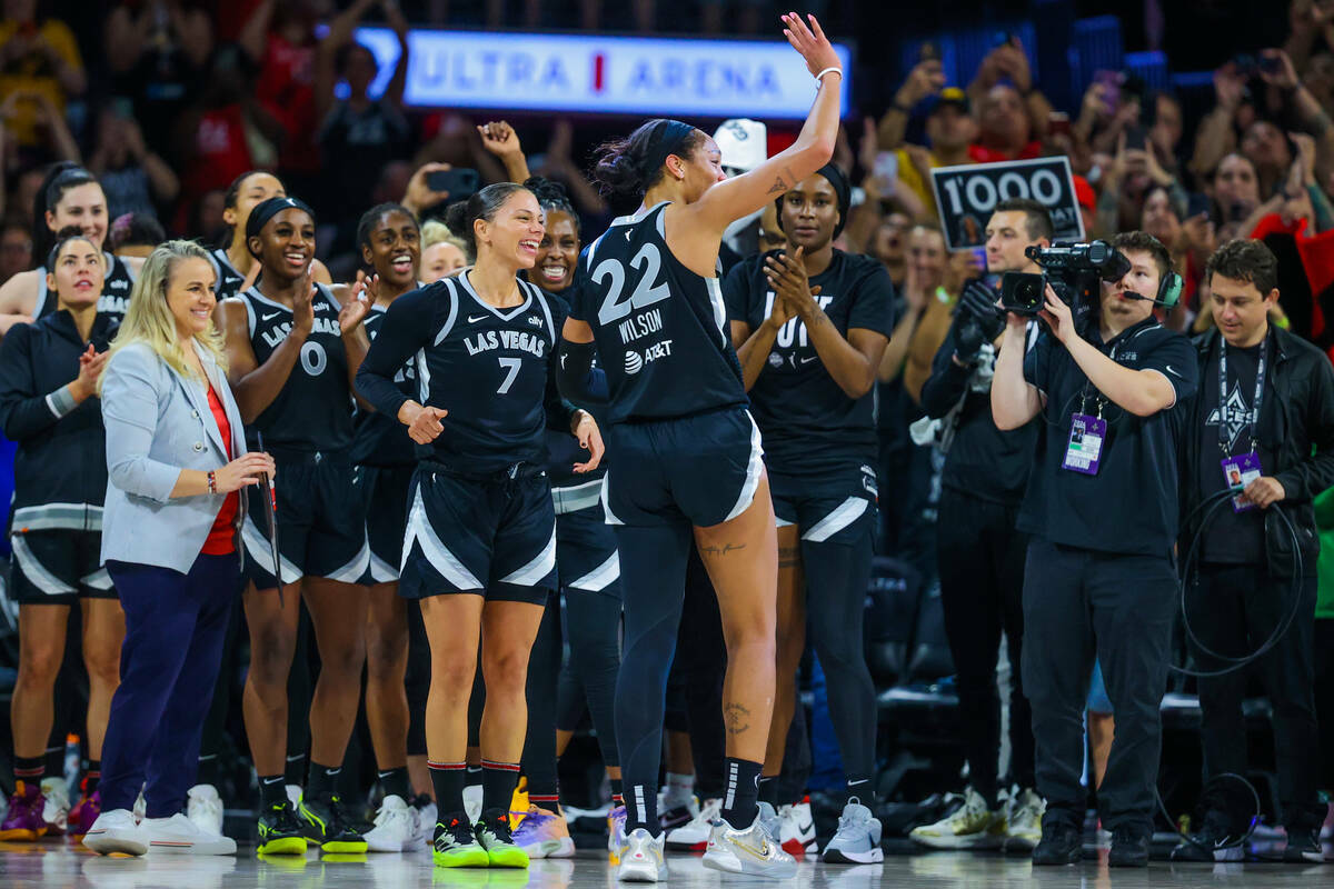 Las Aces celebran que A'ja Wilson (22) se convirtiera en la primera jugadora de la WNBA en anot ...