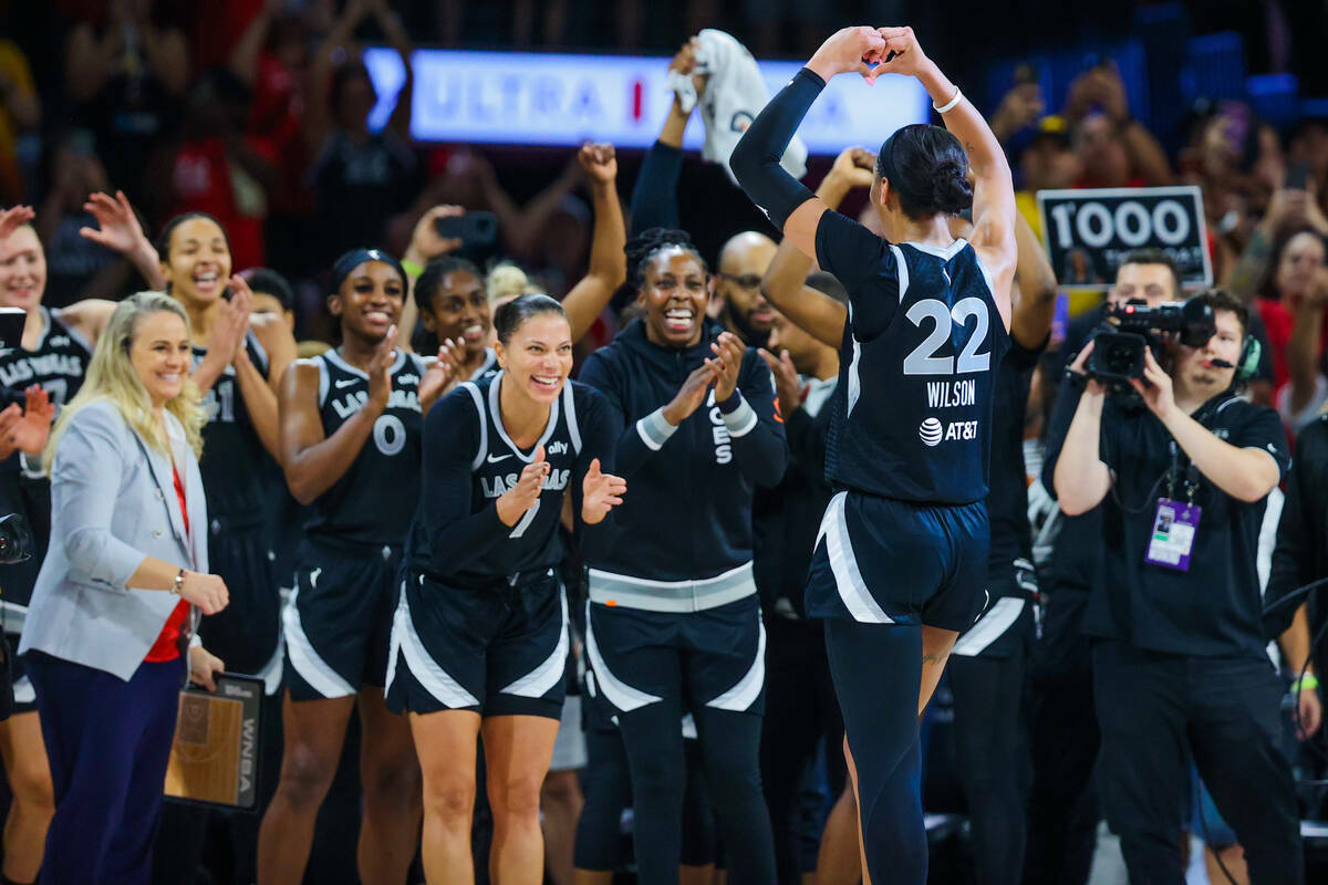 Las Aces celebran que A'ja Wilson (22) se convirtiera en la primera jugadora de la WNBA en anot ...