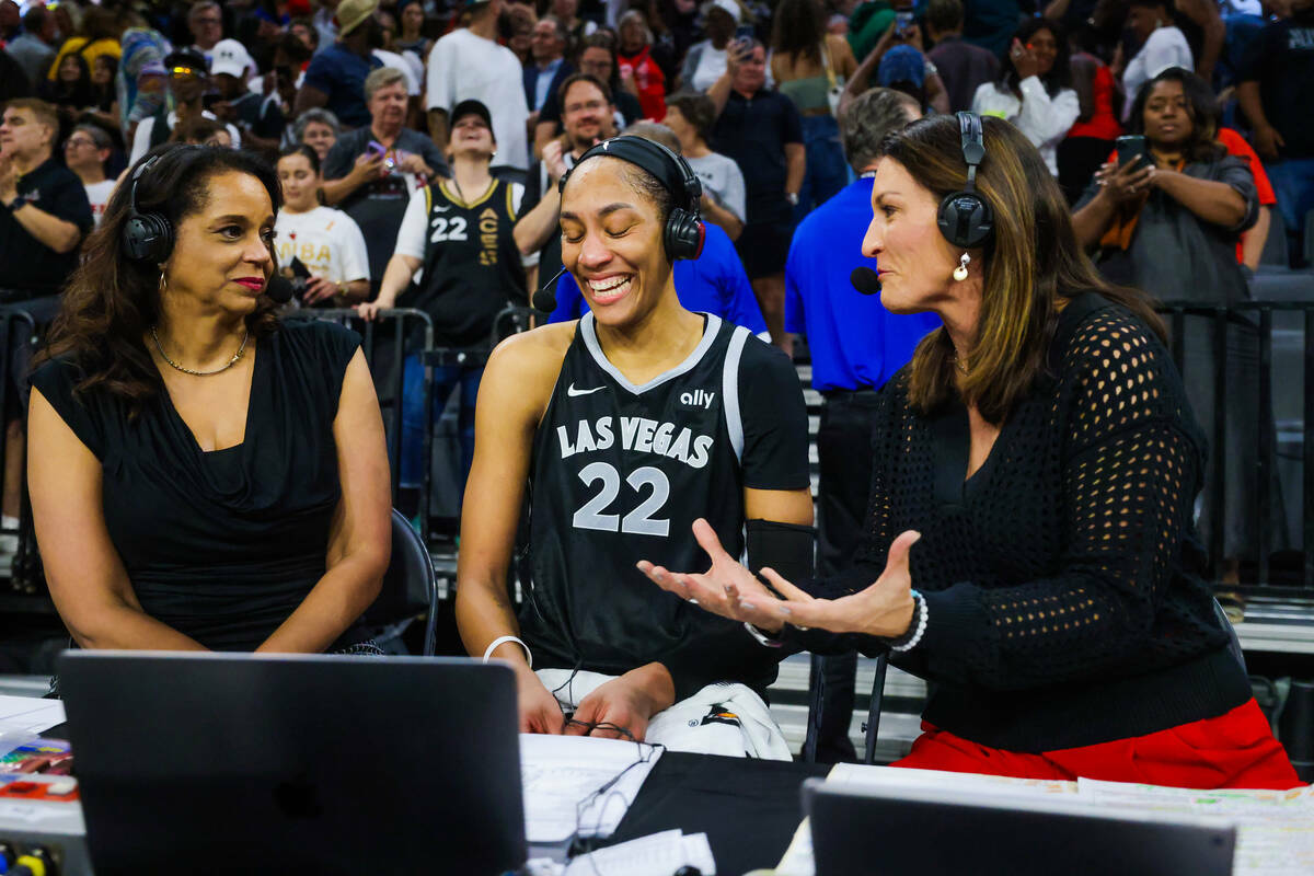 A'ja Wilson es entrevistada tras convertirse en la primera jugadora de la WNBA en anotar mil pu ...