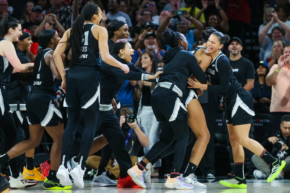 Las Aces celebran que A'ja Wilson se convirtiera en la primera jugadora de la WNBA en anotar mi ...