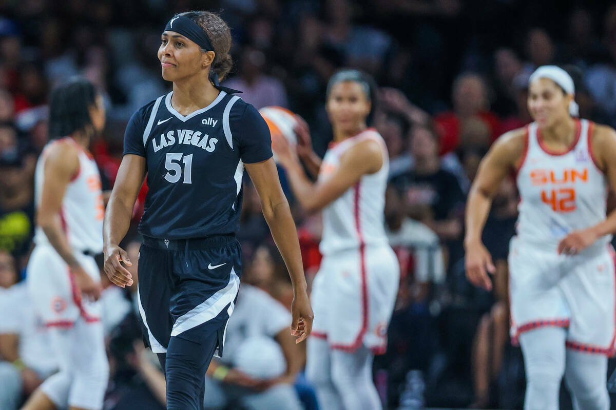 La escolta de las Aces Sydney Colson (51) reacciona después de entregar el balón a las Connec ...