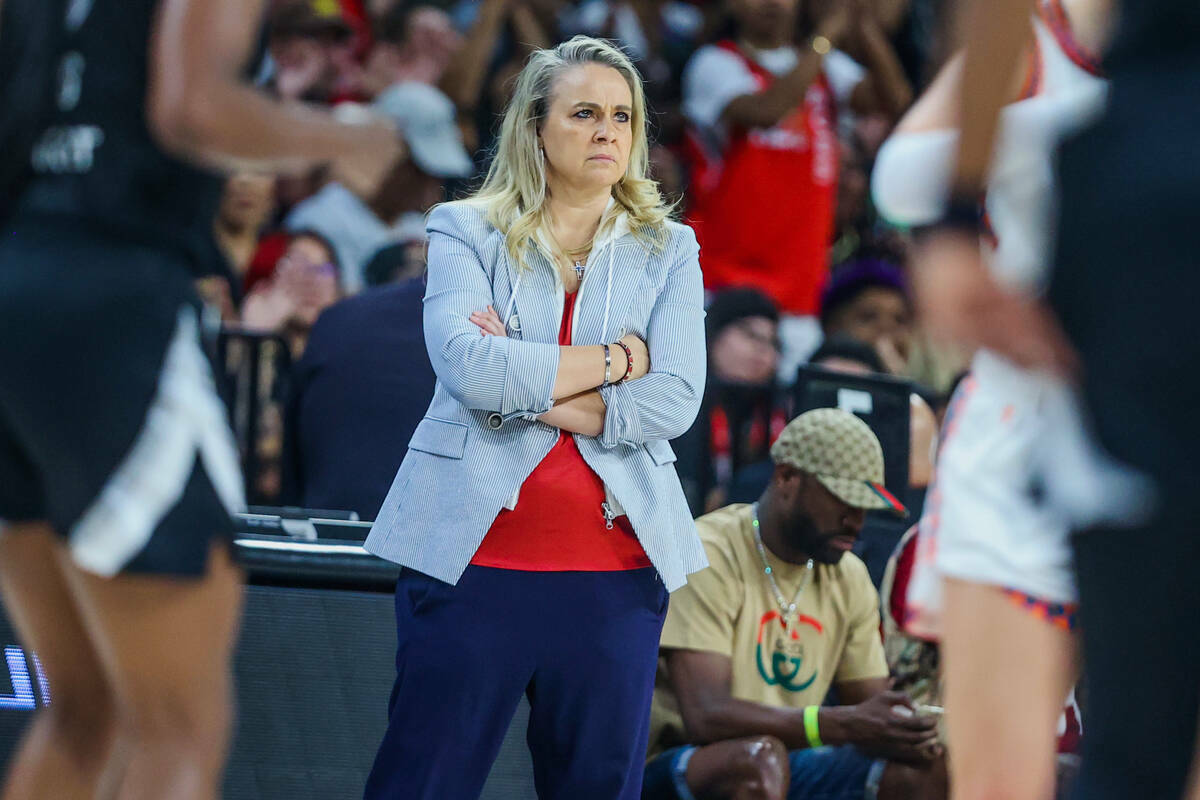 La entrenadora de las Aces, Becky Hammon, observa el partido de básquetbol entre las Aces y la ...