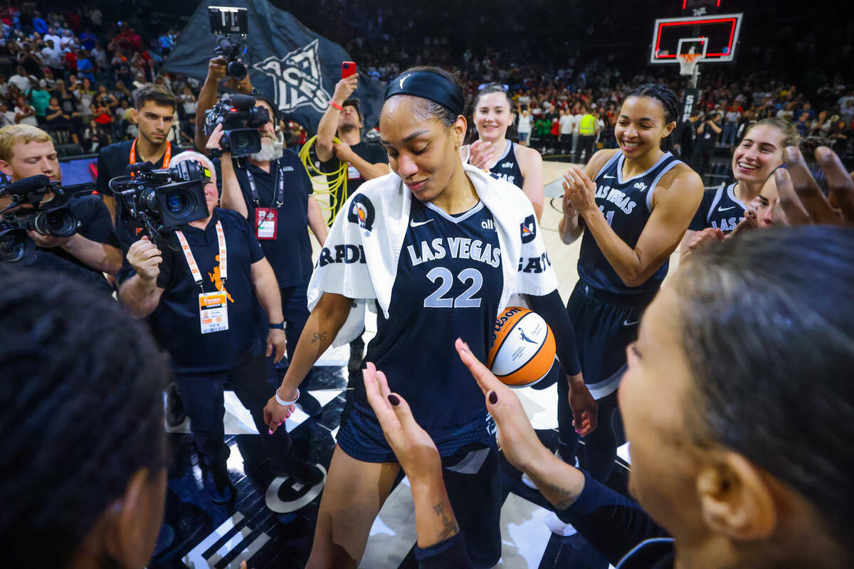 A'ja Wilson celebra convertirse en la primera jugadora de la WNBA en anotar mil puntos durante ...